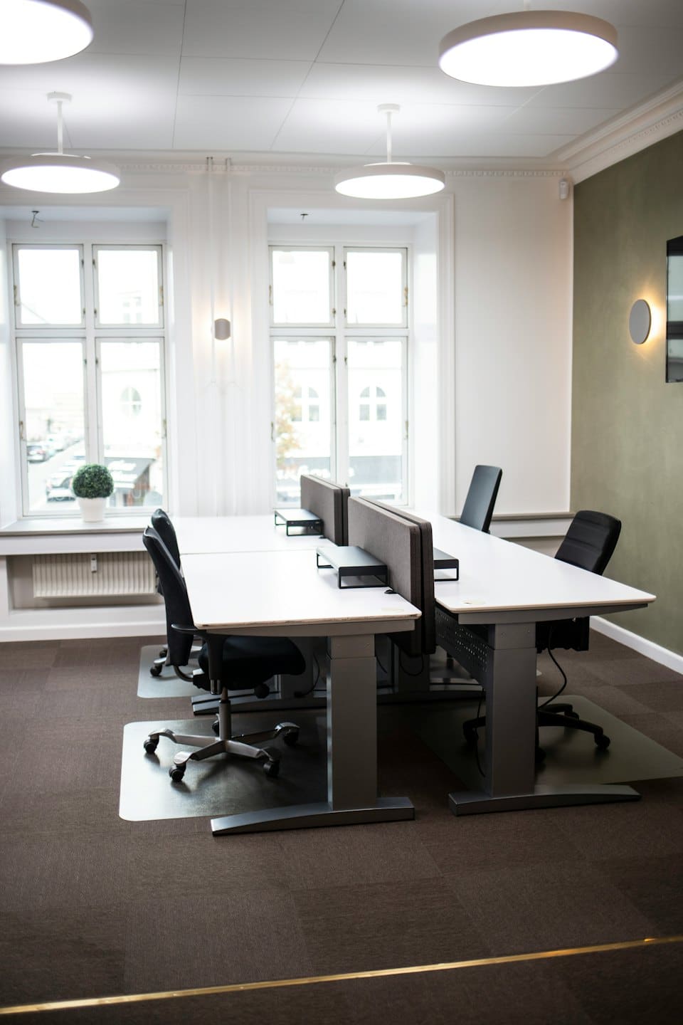 Lege werkplekken met stoelen in een moderne kantoorruimte.