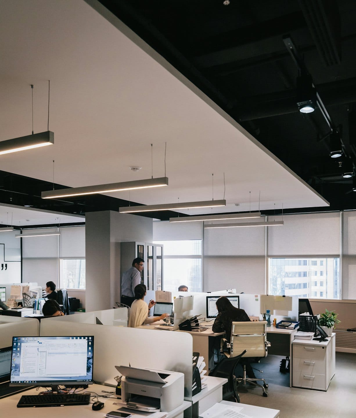 Divers team van collega's die samenwerken in een modern kantoor.